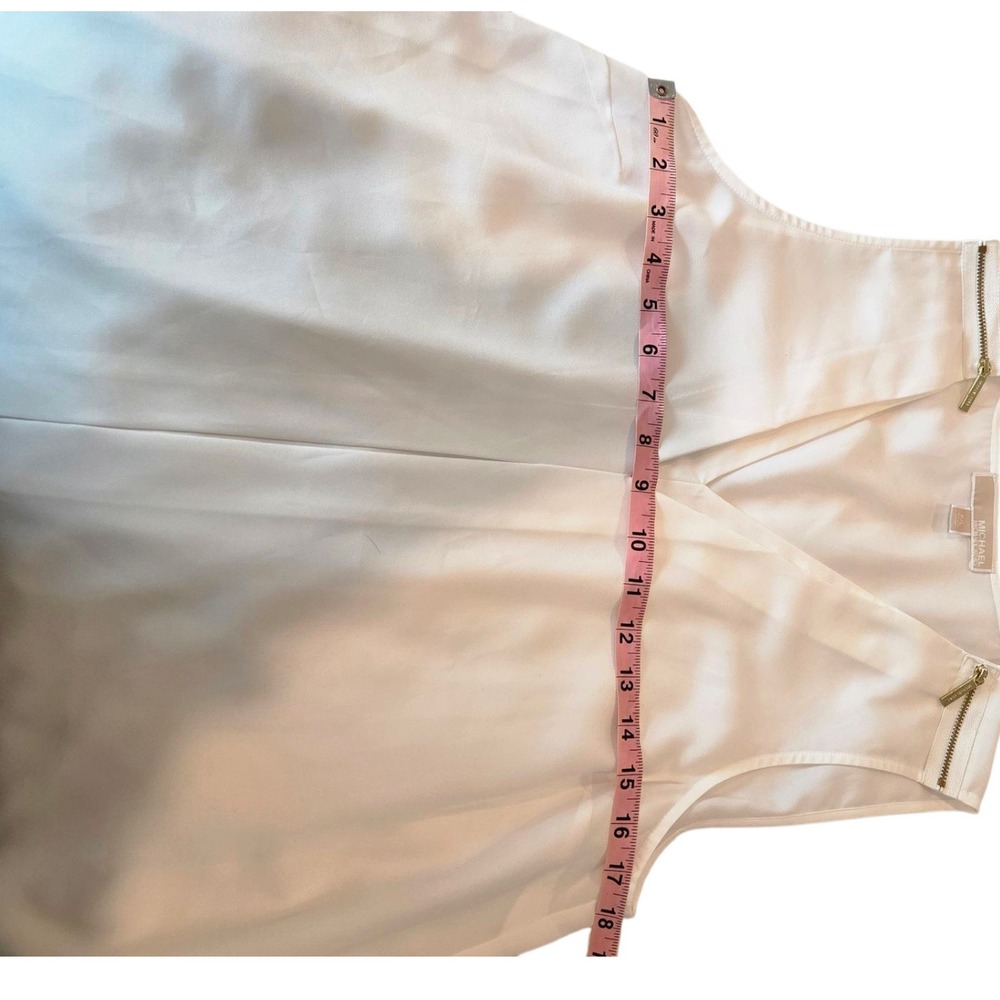 Michael Kors White Sleeveless V-Neck Top with Shoulder Zipper Detail - Picture 4 of 9